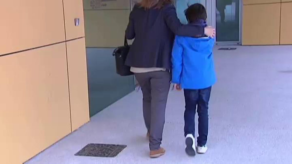 Un niño acude a una consulta de pediatría en un centro de salud.