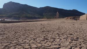 Turismo de sequía en el pantano de Sau