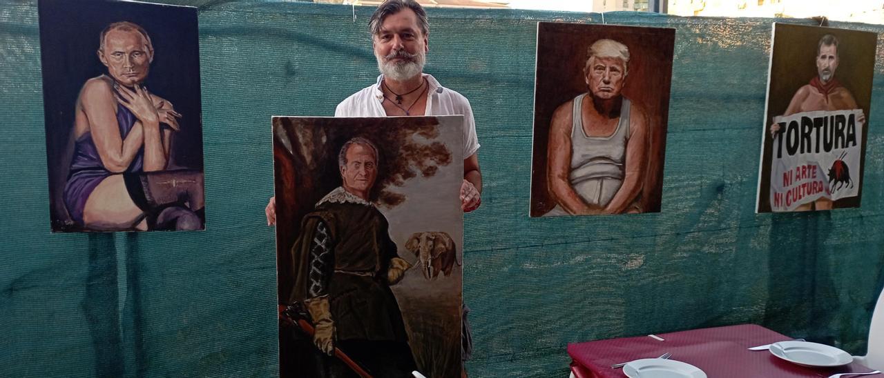 El artista malagueño, en la exposición al aire libre en El Costi, en Echeverría del Palo, hace unos días con un cuadro del Rey emérito.