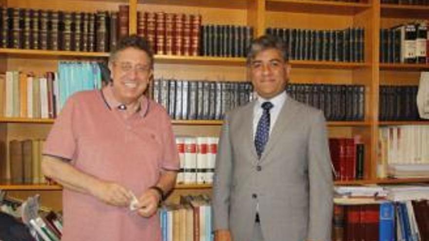 Antonio Cascante y Simon Lutch en el despacho del abogado en Cangas.
