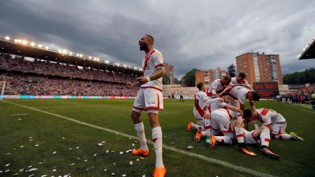 Los jugadores del Rayo celebran el gol ante el Lugo en Vallecas.