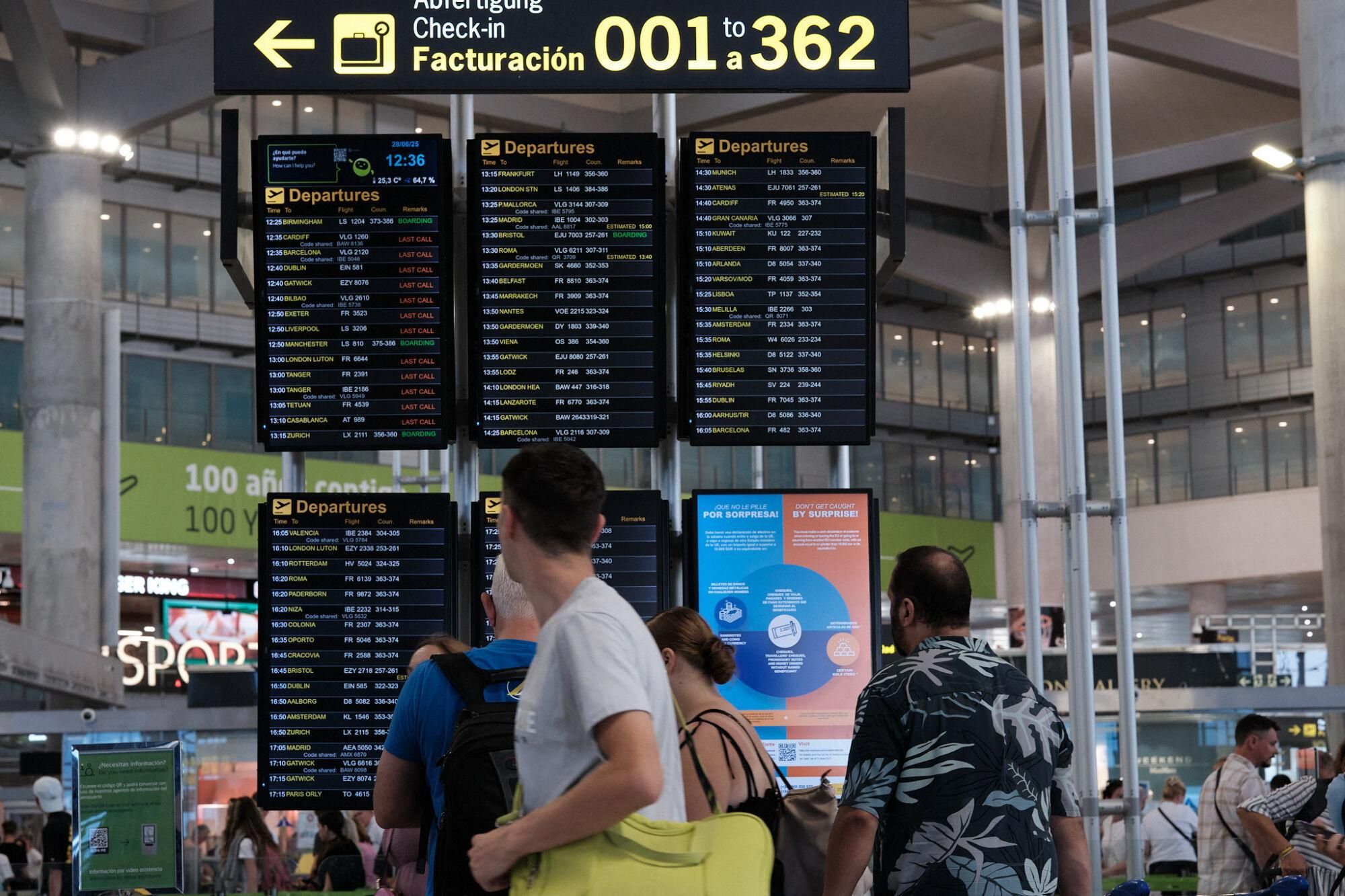 Máxima actividad en el aeropuerto en el comienzo de las vacaciones