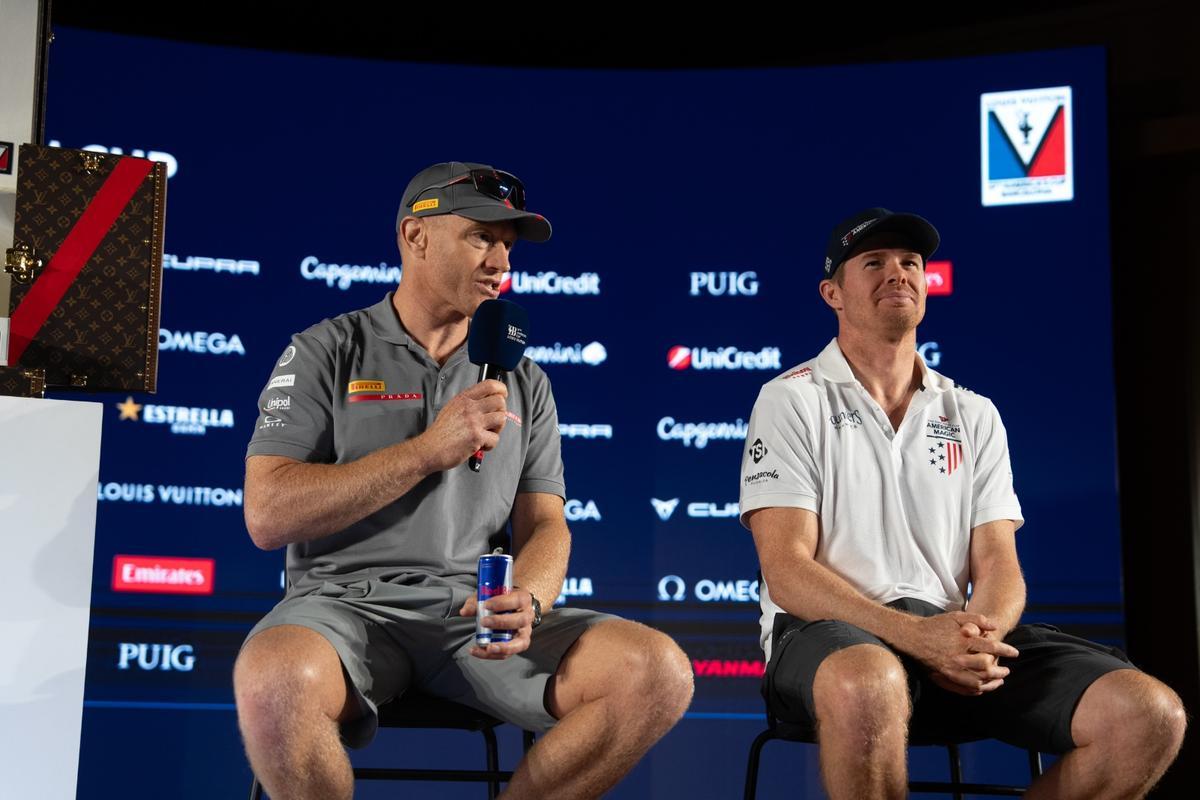 Los timoneles del equipo italiano, Jimmy Spithill (Luna Rossa Prada Pirelli), y Tom Slingsby (American Magic), en la rueda de prensa en la que han quedado decididos los emparejamientos de la Louis Vuitton Cup.