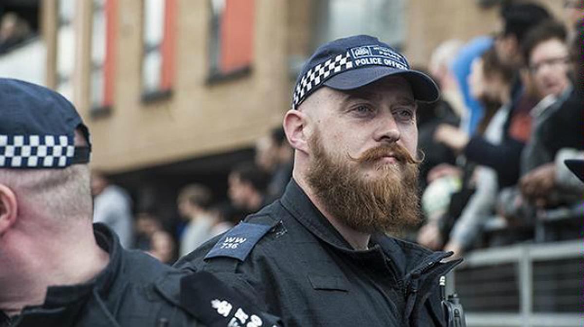 L’agent ’hipster’ Peter Swinger controla la seguretat a Londres durant unes protestes.