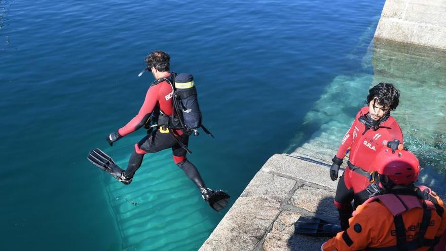 Una furgoneta cae al agua en la dársena de la Marina