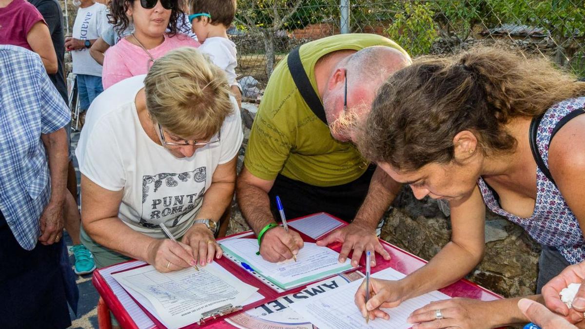 Recogida de firmas drante e homenaje. | Ch. S.