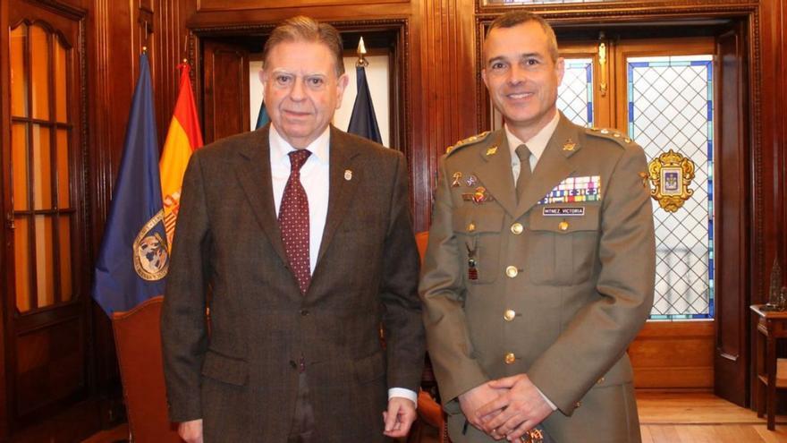 Canteli recibe al nuevo coronel del Regimiento de Infantería &quot;Príncipe&quot;