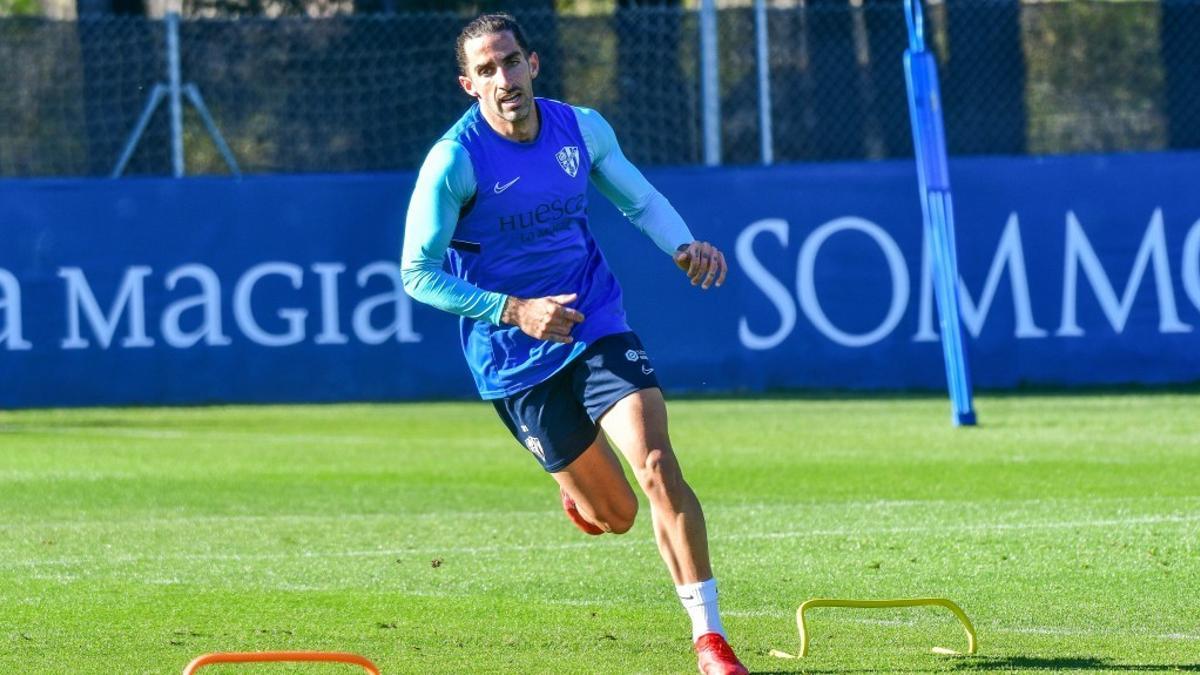 Marc Mateu realiza un ejercicio físico en el entrenamiento del Huesca.