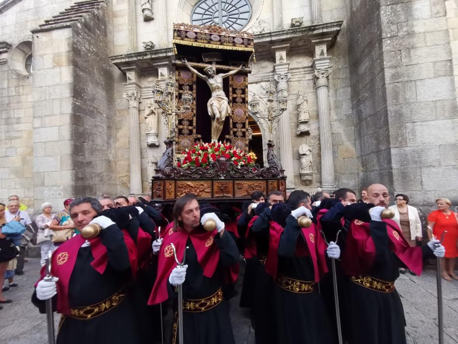 La procesión del Cristo y los fuegos llenan las calles de Cangas. // S. Álvarez