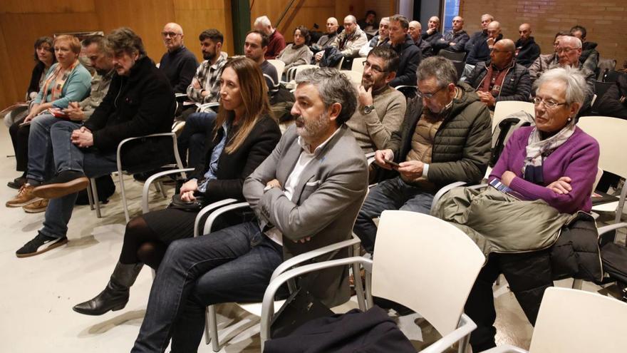 En primera fila, por la izquierda, Luz García, Pepa Páez, José Manuel Zapico; el diputado regional Xabel Vegas; la vicealcaldesa de Gijón, Ángela Pumariega, y Alejandro Calvo, en la jornada de CC OO en Gijón. | Ángel González