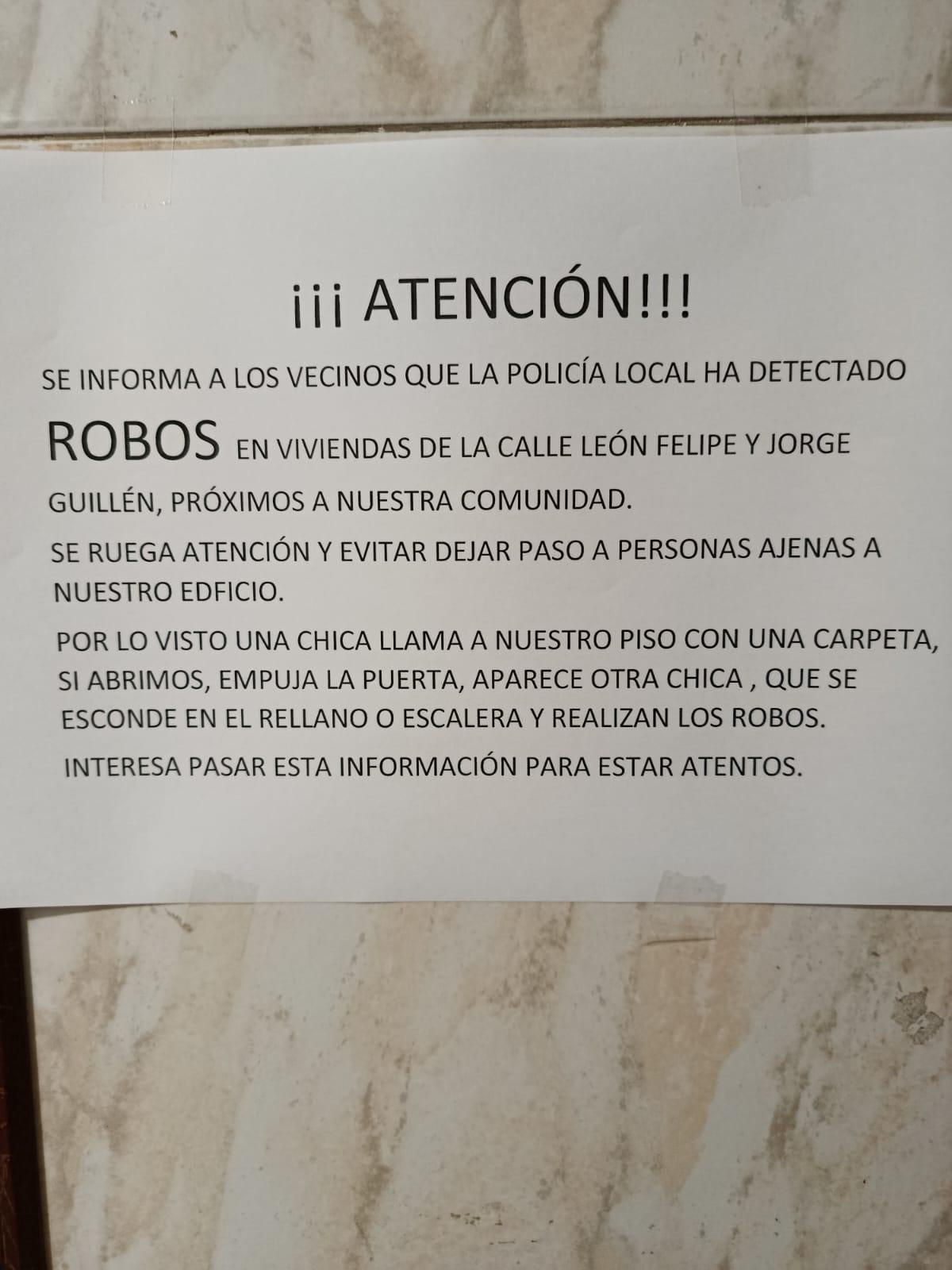 Uno de los carteles que pueden verse en los portales del Actur