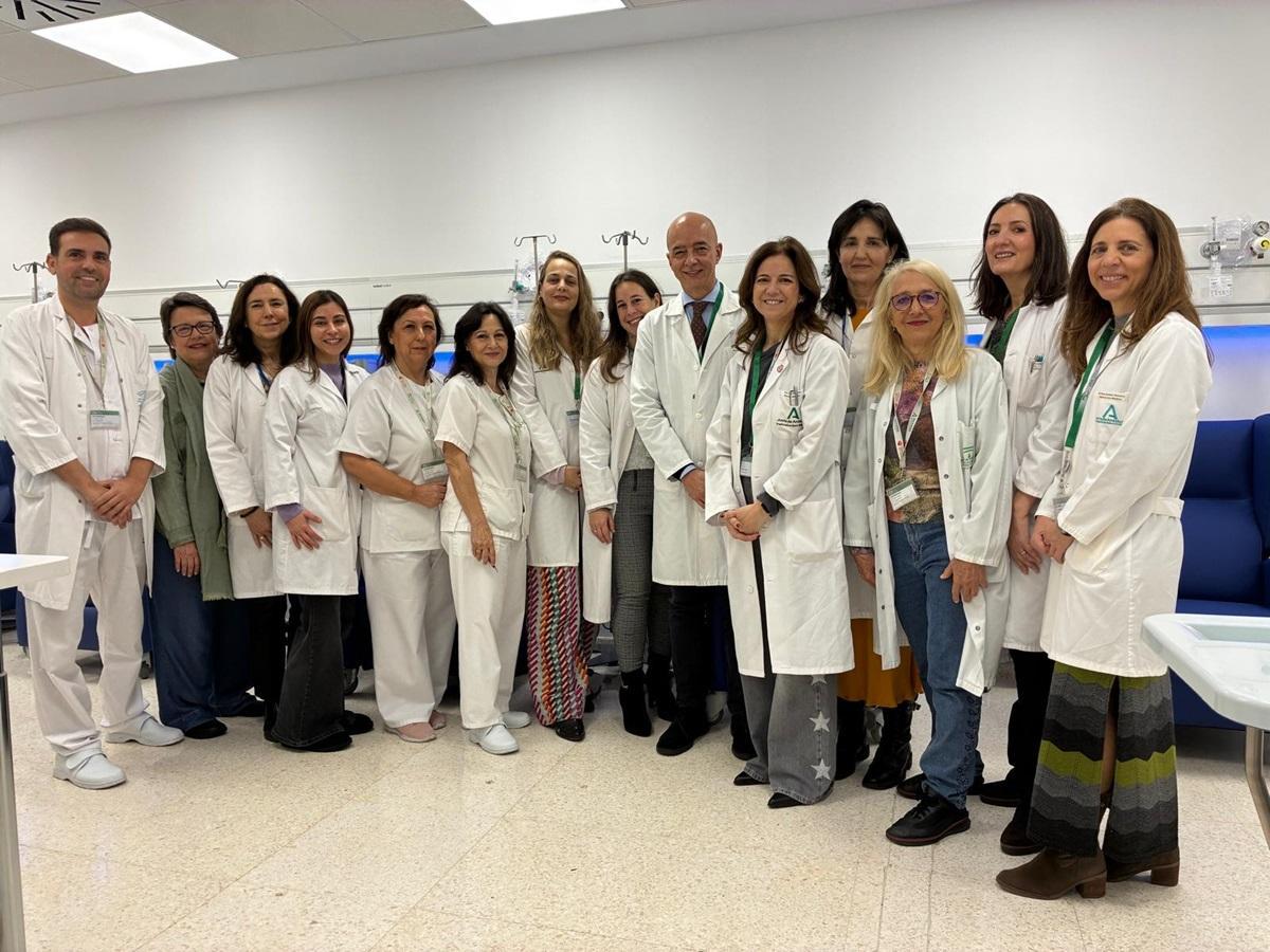 Equipo directivo y profesionales de Alergología e Inmunología visitan el hospital de día.