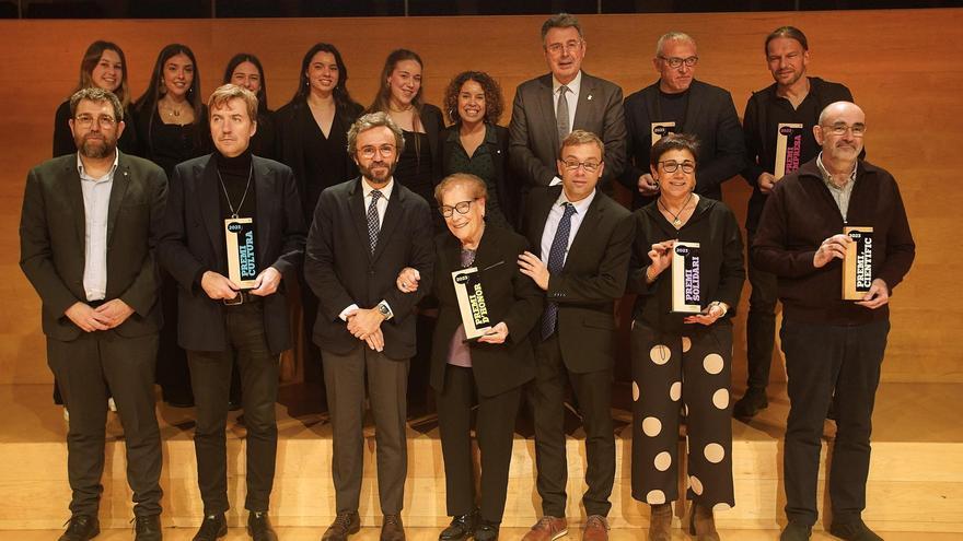 Els premiats amb algunes de les autoritats que van assistir a l'acte