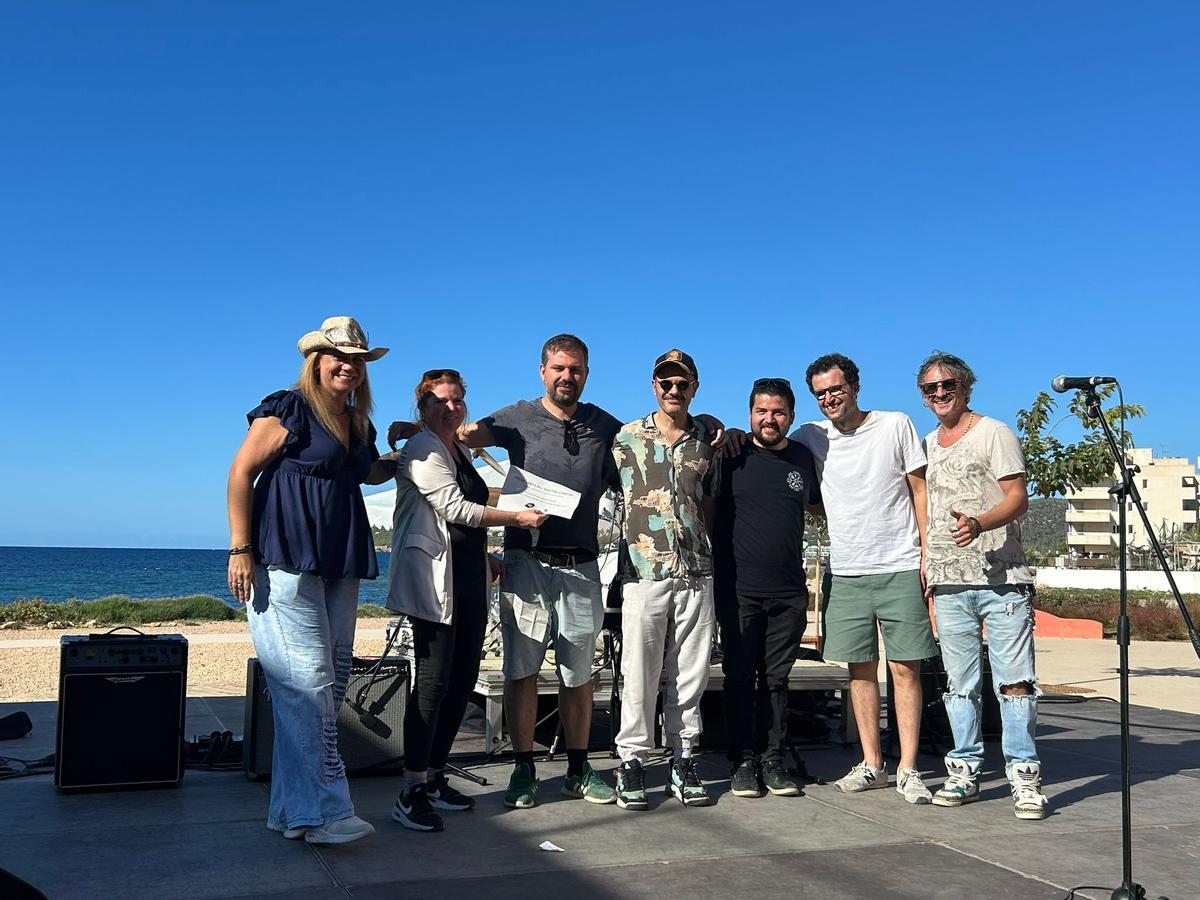 Elena Exenberger entrega el premio a Animals Marins