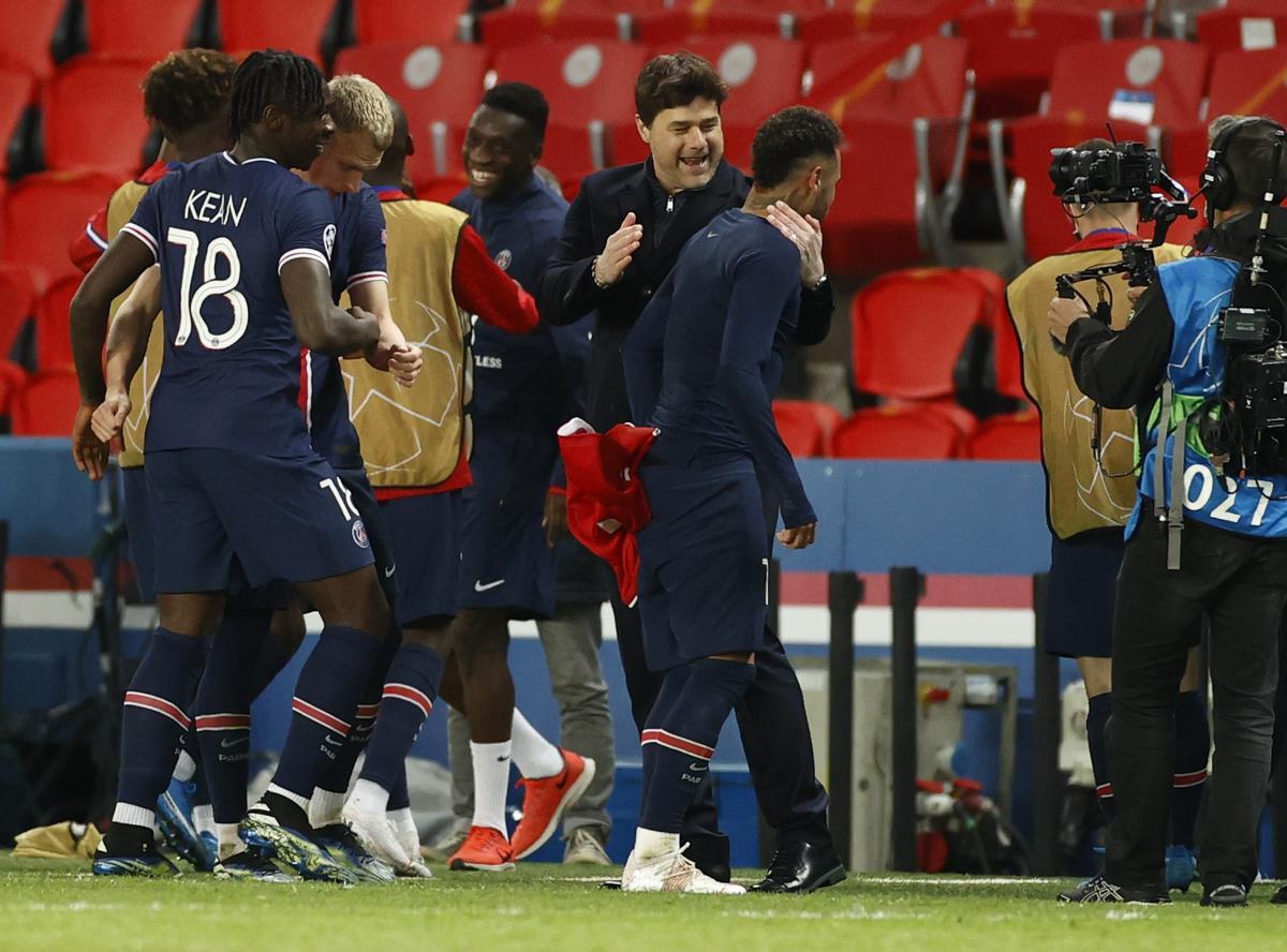 Pochettino felicita a Neymar tras eliminar al Bayern Múnich en el Parque de los Príncipes.