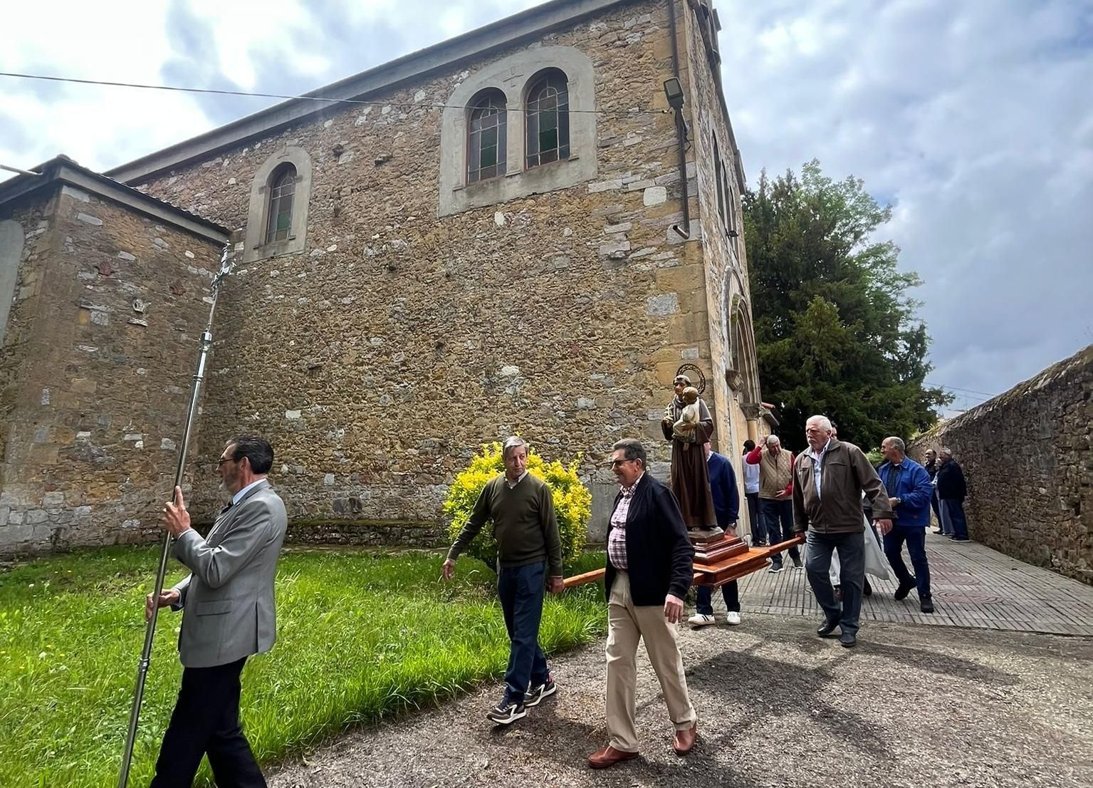 Tiñana celebra San Antonio con procesión, rifa, y la vista puesta en el 25.º aniversario de sus fiestas