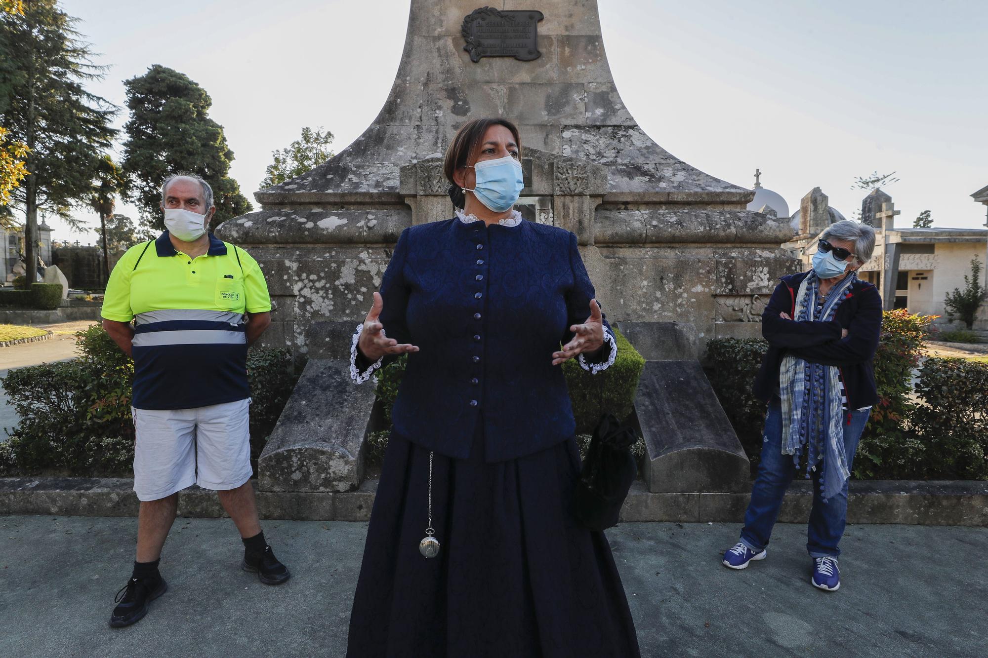 Los habitantes más ilustres del cementerio de Pereiró muestran sus 'aposentos'