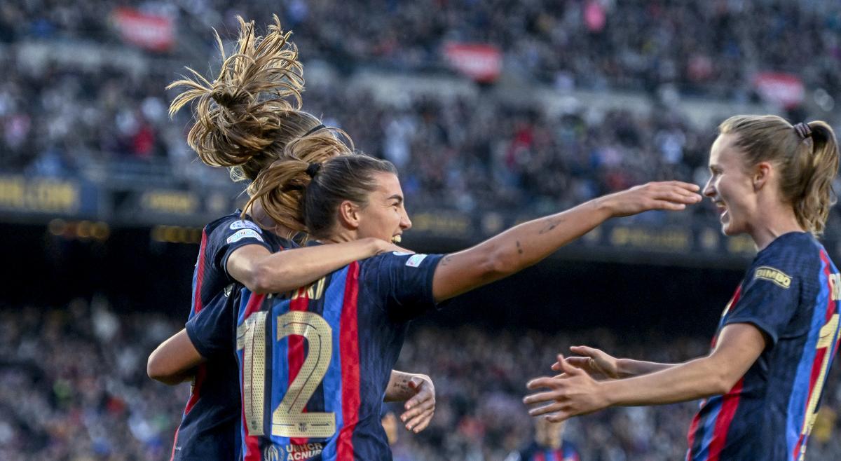 Patri felicitada por Paredes y Graham Hansen tras anotar el quinto gol durante el partido de vuelta de los 1/4 de final de la Champions femenina contra la Roma