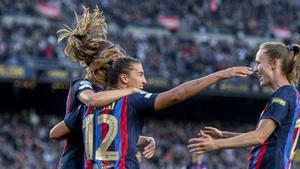 Patri felicitada por Paredes y Graham Hansen tras anotar el quinto gol durante el partido de vuelta de los 1/4 de final de la Champions femenina contra la Roma