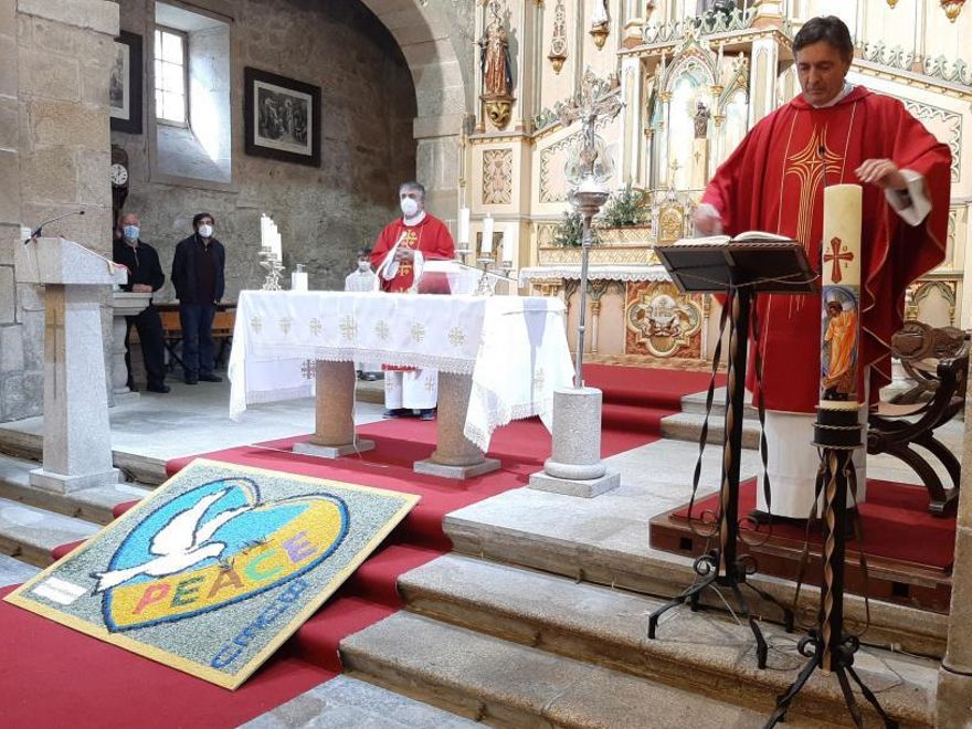 La alfombra por la paz en el interior de la iglesia de Bueu. | // G.NÚÑEZ