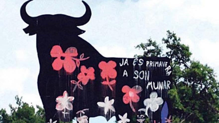 El toro de Osborne de Mallorca cambia de color