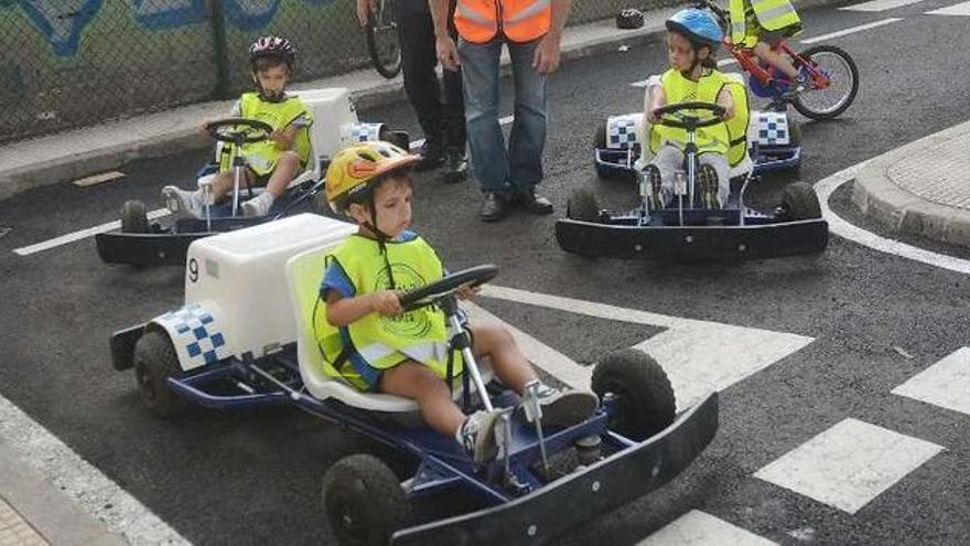 Los pequeños aprendieron las normas manejando los karts de la Policía Local y de Tráfico.