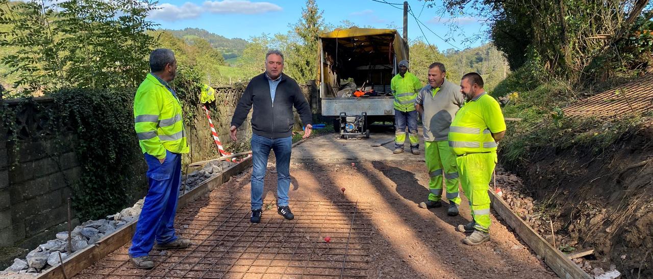 El concejal Alejandro Villa, en una obra en un camino municipal.