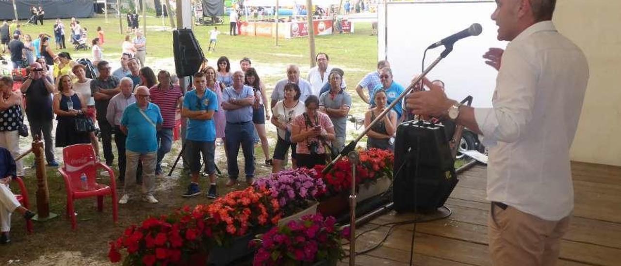 José Ángel Menéndez, en el escenario, durante la lectura del pregón de la fiesta,