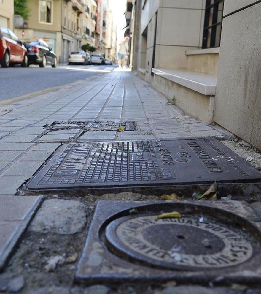 Condenada a pagar tras caerse por una acera rota en Elche