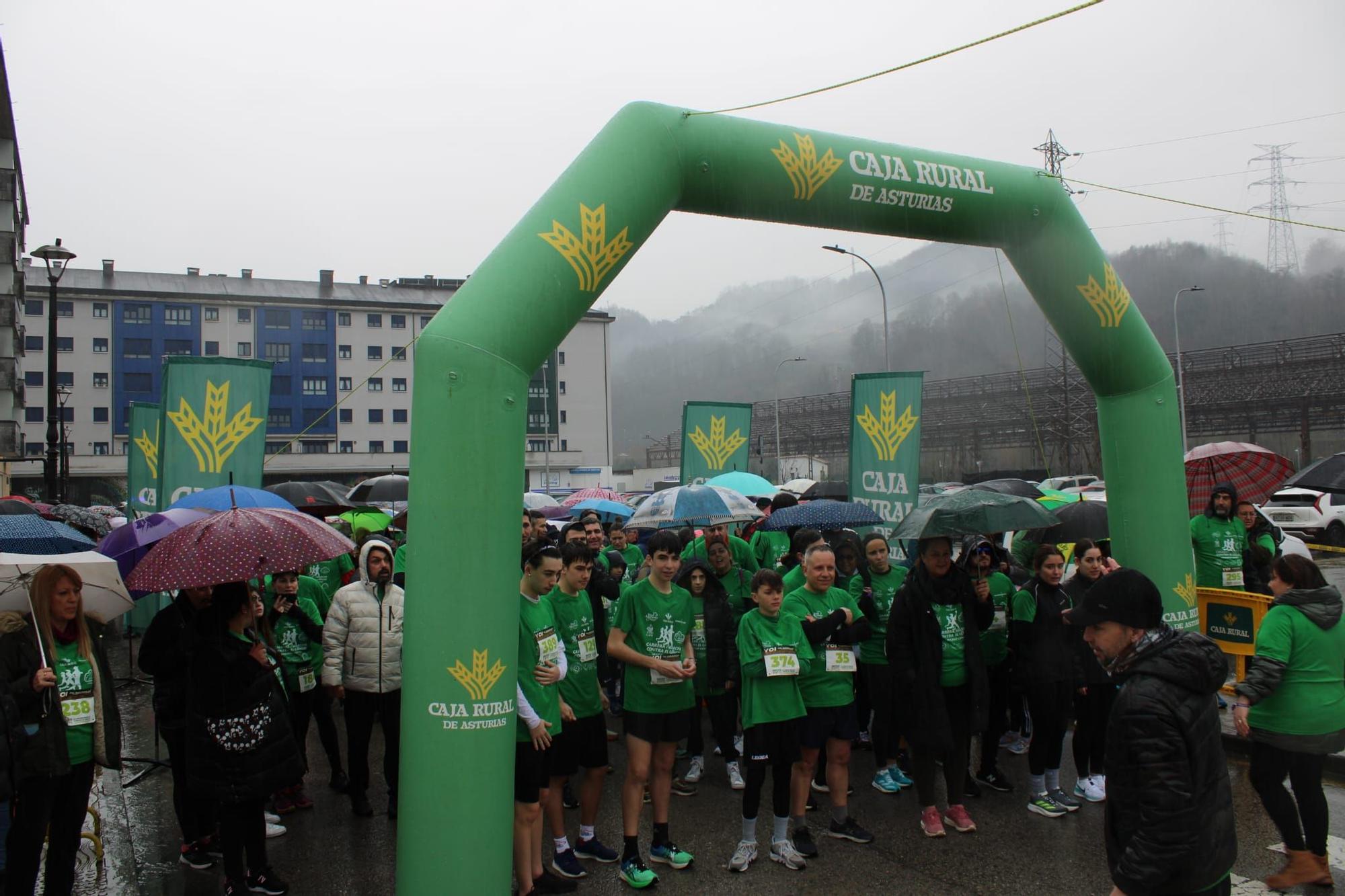 Así fue la carrera contra el cáncer en Langreo: Medio millar de valientes desafían a la lluvia por una buena causa