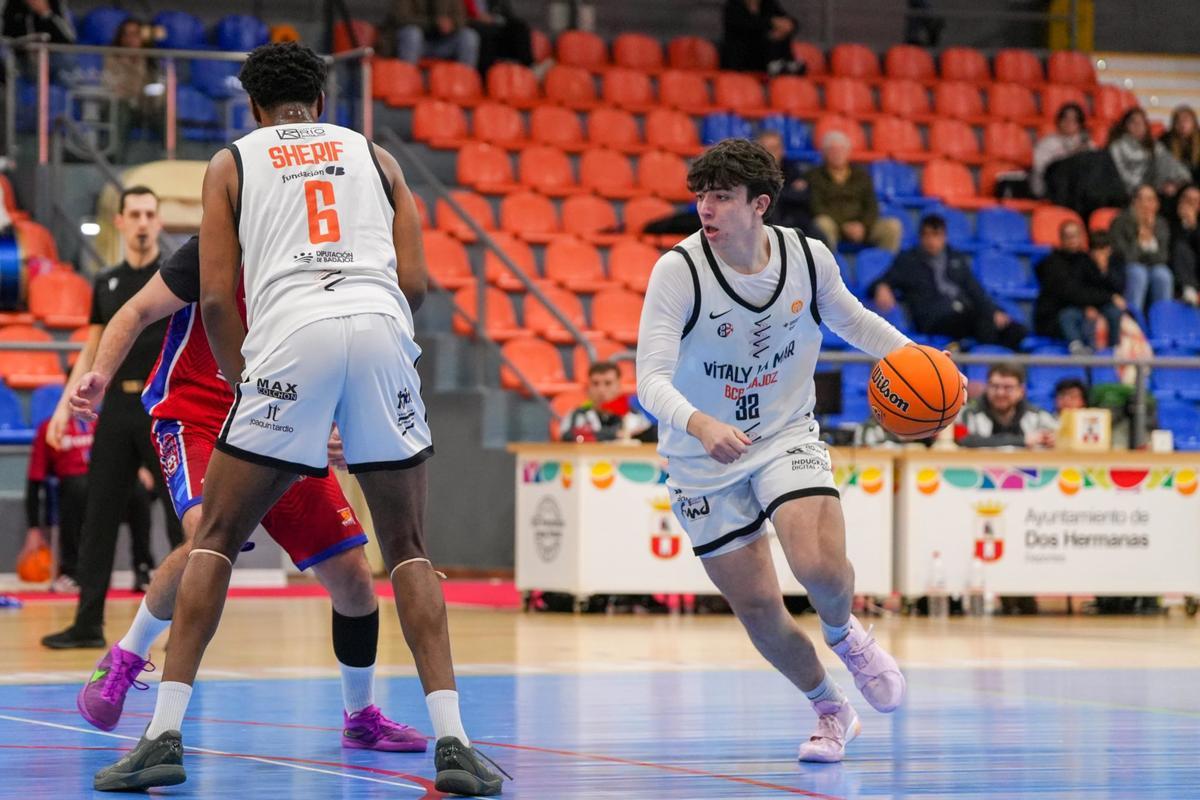 Paredes (Vítaly La Mar BCB) bota el balón en Dos Hermanas.