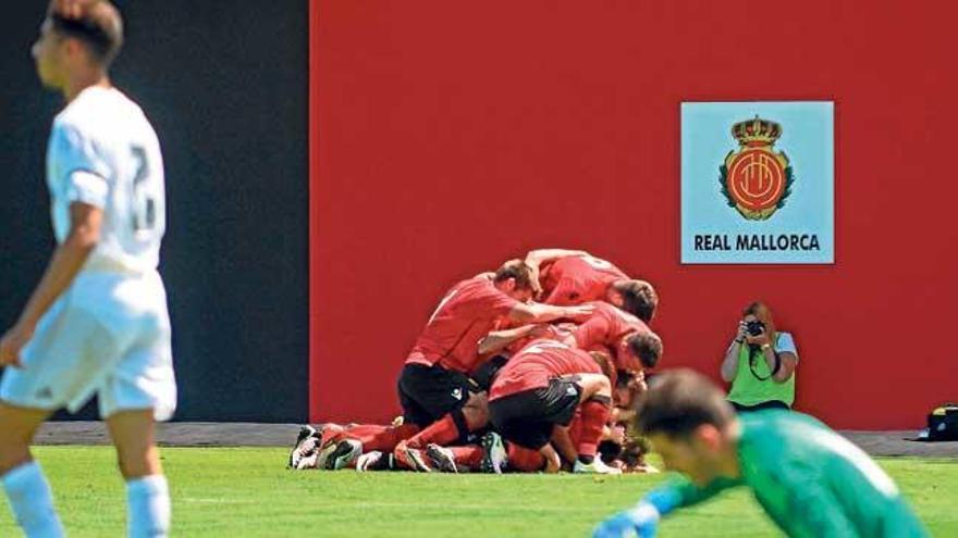 Los futbolistas del Mallorca celebran uno de los dos goles que marcaron al Real Madrid.