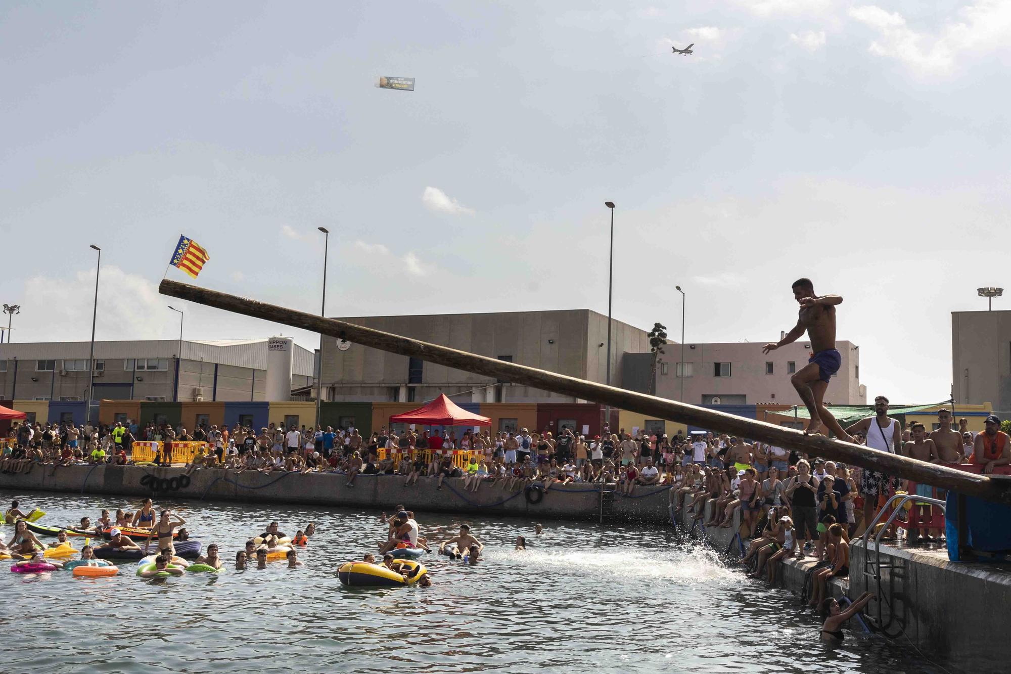 Las cucañas de Port de Sagunt: el palo engrasado