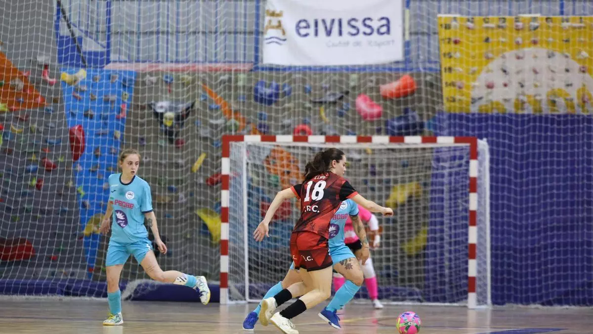 Larissa se viste de superheroína para darle un punto al San Pablo-Eivissa