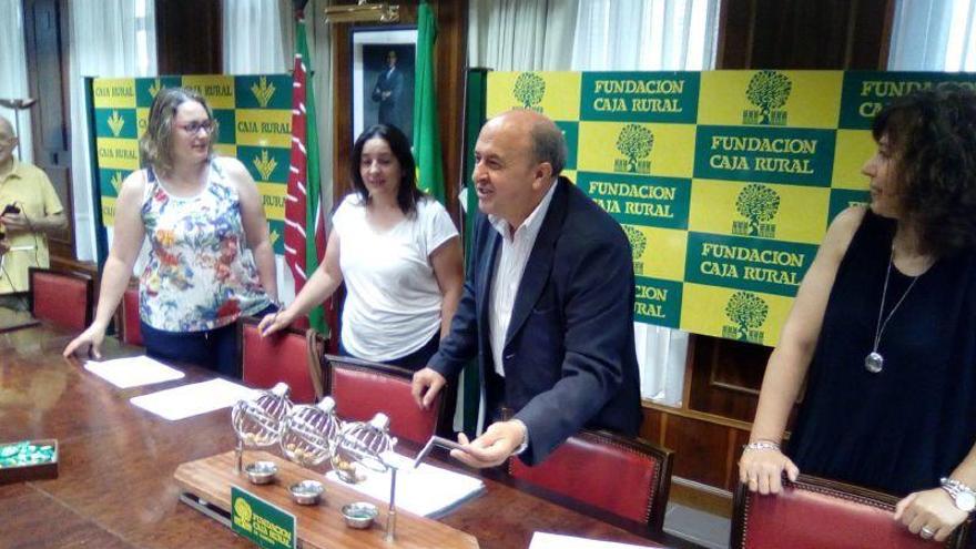 Desde la izquierda, Susana Delgado, Amelia Rodríguez, Feliciano Fernández y Leo Sánchez sortean los puestos de la Feria del Ajo