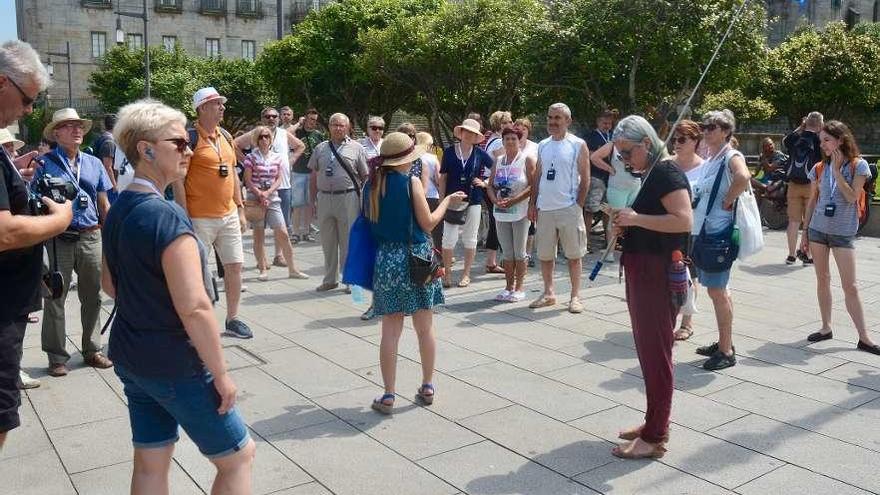 Una guía con un grupo de turistas en una visita a Pontevedra. // Rafa Vázquez