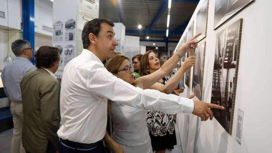 Fernando Martínez-Maíllo y Mayte Martín Pozo contemplan la exposición.