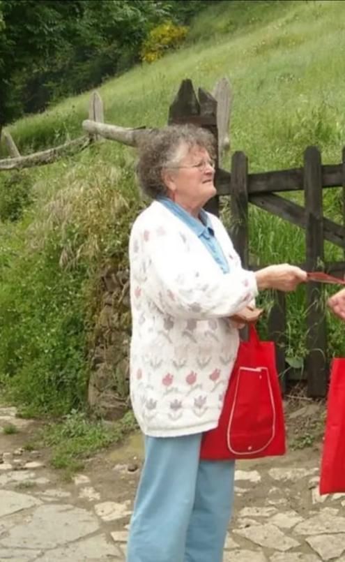 Teresa Tuñón reparte propaganda de IU en Quirós.