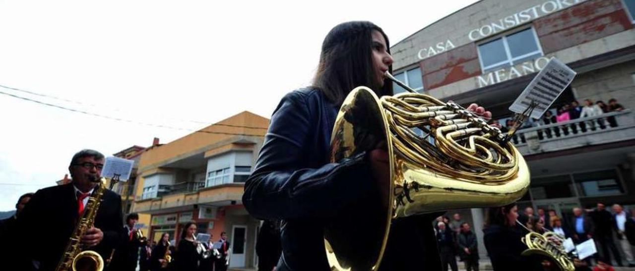 Actuación de la Banda de Música de Meaño frente a la Casa Consistorial. // Iñaki Abella