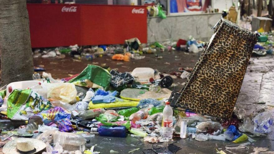 Los vecinos piden “respeto” durante el Carnaval de Santa Cruz de Tenerife: “La calle se convierte en un gran urinario”