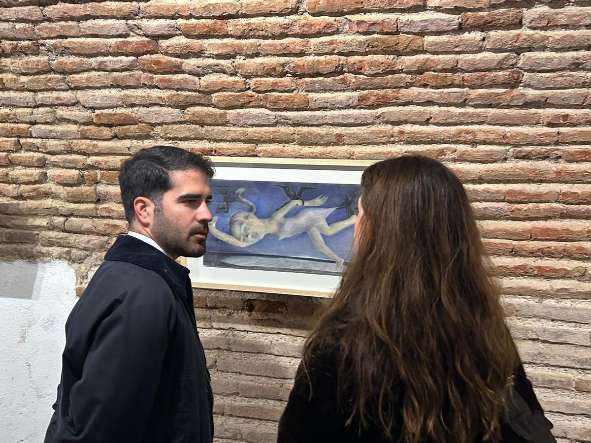 El concejal Avilés charla con María Ñíguez frente a una de las obras de la murciana.