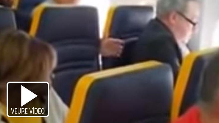 VÍDEO | Un passatger de Ryanair es nega a seure al costat d&#039;una dona negra