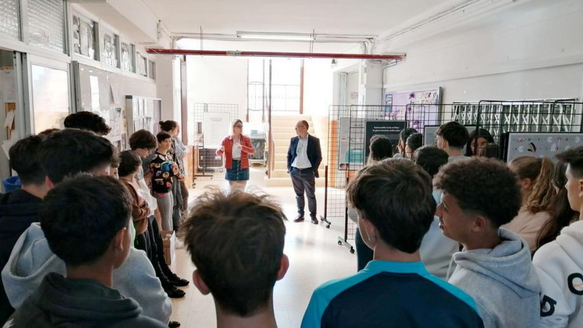 Exposición ‘Las moléculas que comemos’ en el IES Reyes Católicos. |  