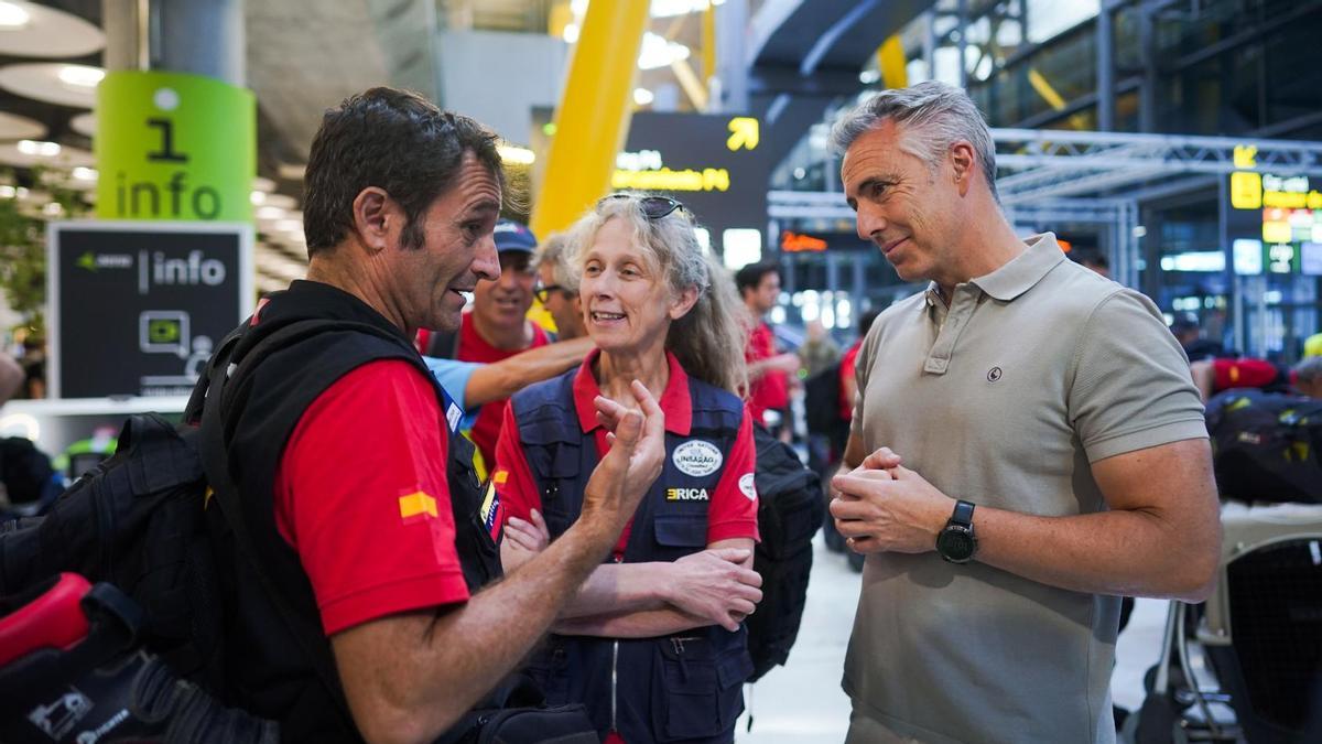 Carlos Novillo recibe en el aeropuerto Adolfo Suárez Madrid-Barajas a los integrantes del ERICAM tras su regreso de Venezuela, donde participaron durante diez días en las labores de rescate y coordinación de equipos internacionales tras los terremotos del 24 de junio.