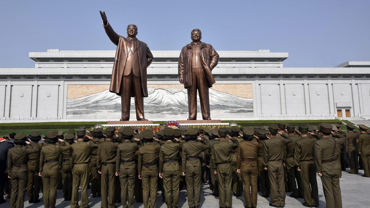 Soldados norcoreanos rinden homenaje a los antiguos líderes Kim Il-sung y Kim Jong-il, este viernes en Piongyang.