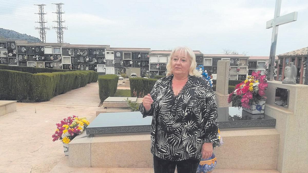 La alcaldesa, Araceli de Moya, acudió al cementerio para supervisar que todo estuviese a punto para Todos los Santos.