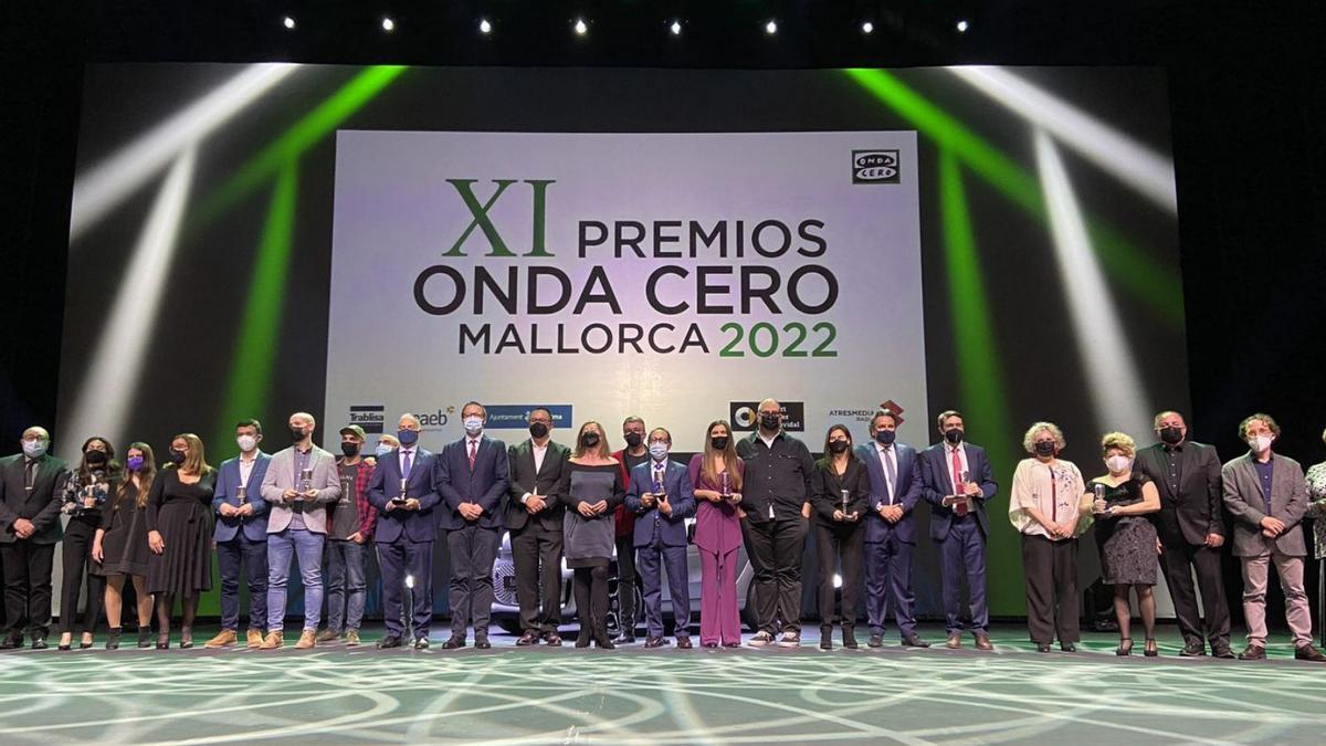 Foto de familia de los galardonados en los XI Premios Onda Cero.