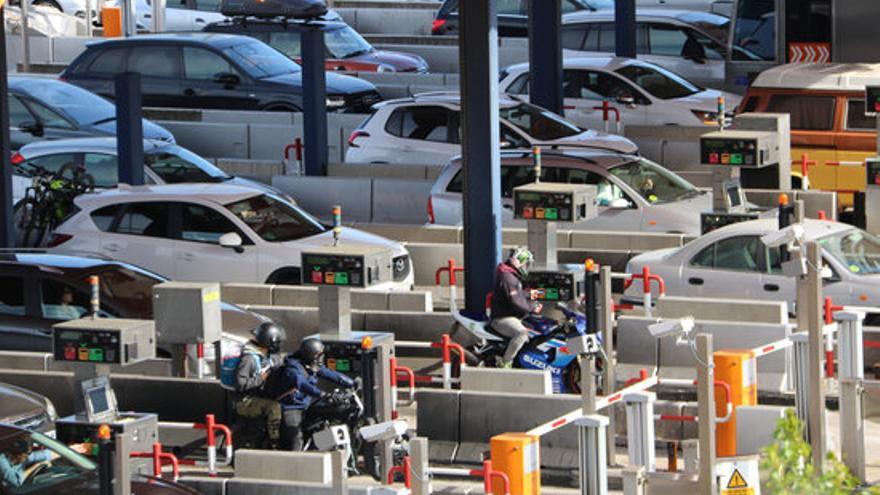 Diversos vehicles al peatge de la Roca del Vallès