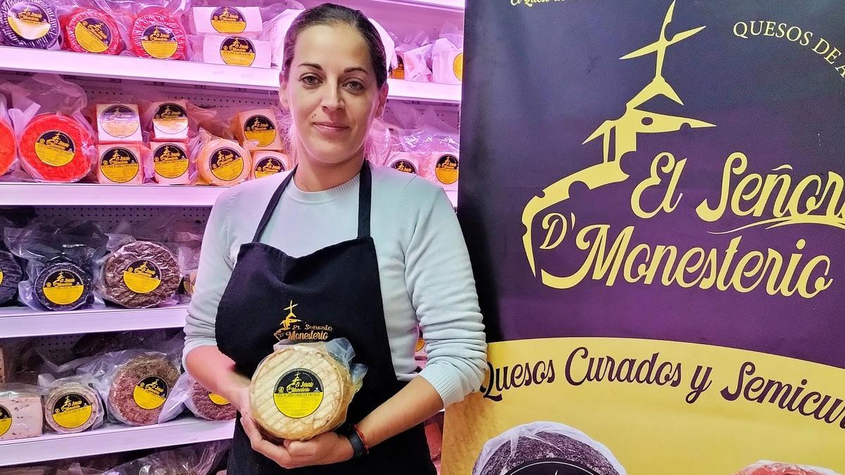 Inma Villalba muestra uno de los quesos premiados en el certamen