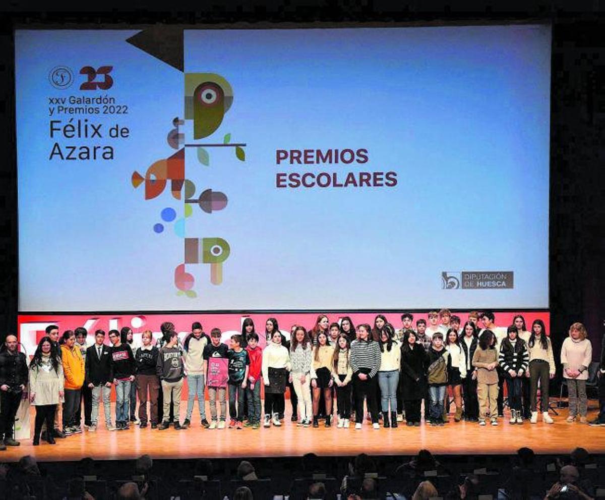 Los alumnos de Educación Secundaria de Castejón de Sos recogen el premio escolar. | VERÓNICA LACASA